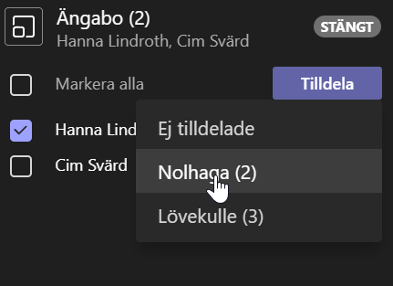 Markera deltagare, välj vilket rum de ska till och tryck på knappen Tilldela